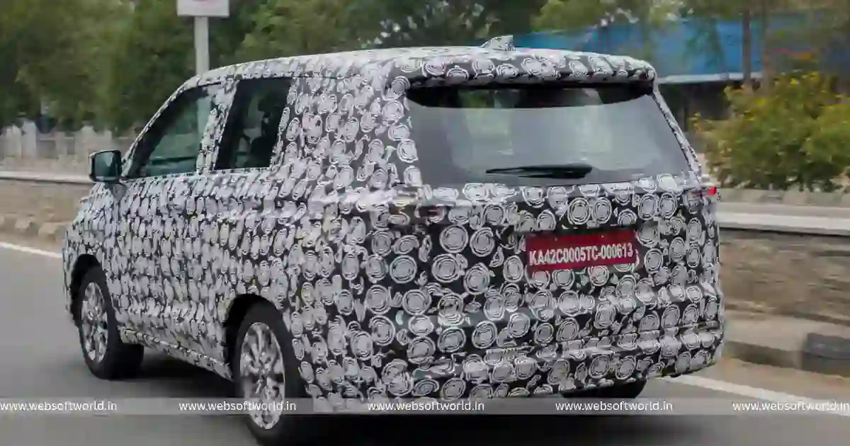 New Toyota Innova Hycross Facelift Interiors Spied: नए फीचर्स और बड़े टचस्क्रीन के साथ होगी एंट्री